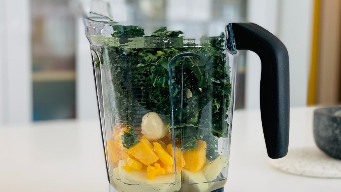 benefits of a blender,blending vegetables and fruits.